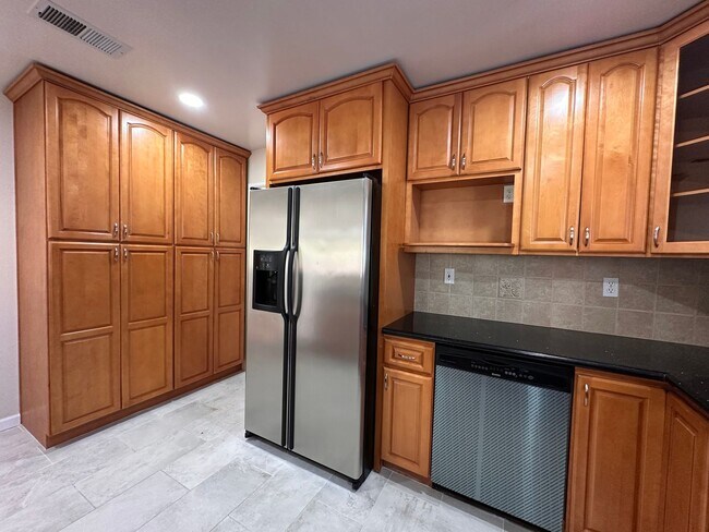 Building Photo - Updated 3/2 SFR w/ AC, BIG yard, move in r...