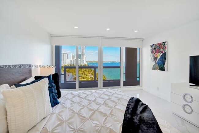 Building Photo - 1717 N Bayshore Dr