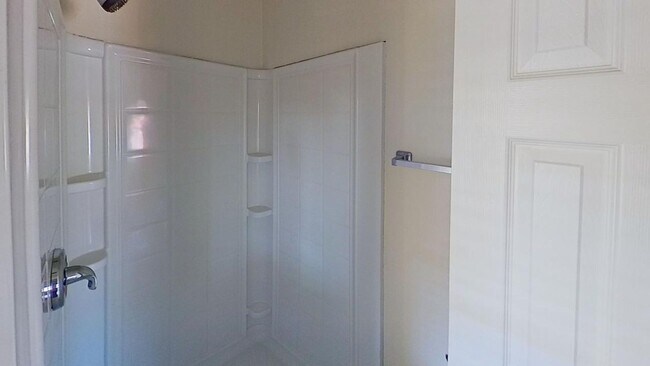 Building Photo - 2 bed / 2.5 bath ~ Move-In Today