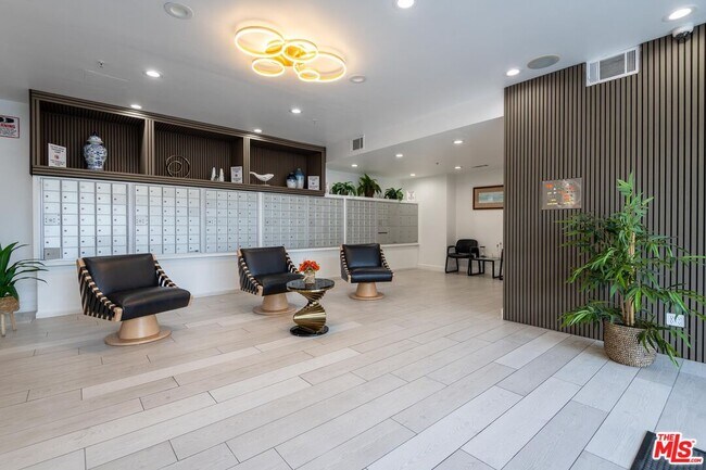 Building Photo - 10982 Roebling Ave