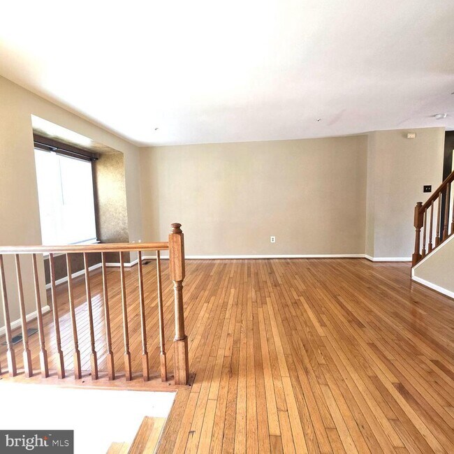 Building Photo - 940 Newington Ct