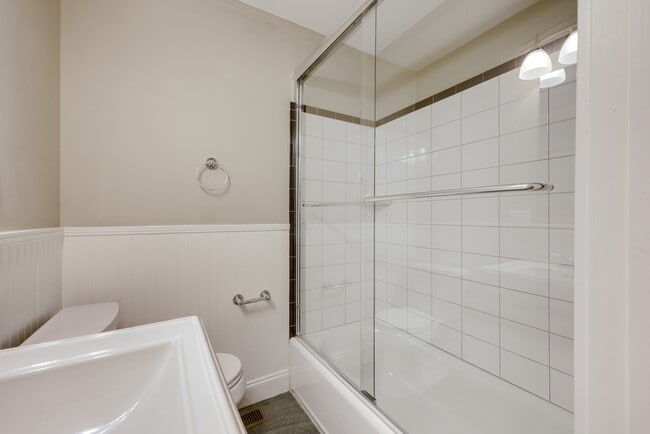 Building Photo - 145 Hendrix Ave