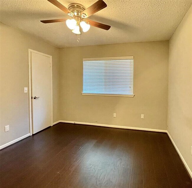 Building Photo - 21707 Country Park Ct