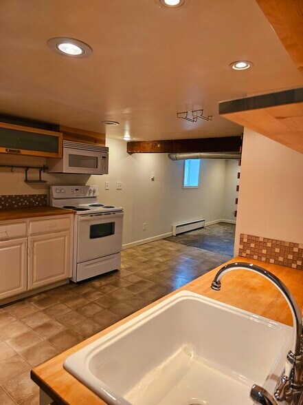 Building Photo - 309 NE Graham St