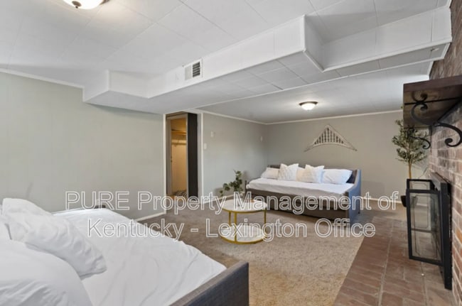 Building Photo - 2104 Tamarack Dr