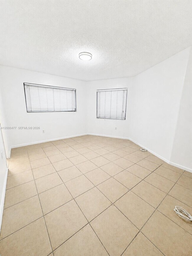 Building Photo - 1601 NE Miami Gardens Dr