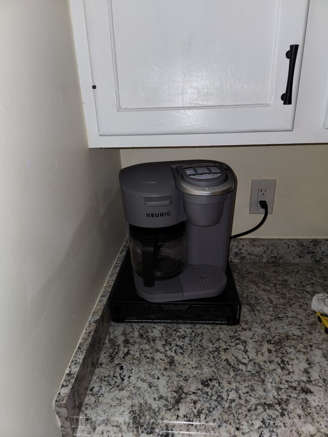 Keurig duo coffee machine with pot - 811 W 4th St