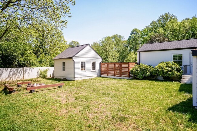 Building Photo - Sheek Updated Home With Pool!