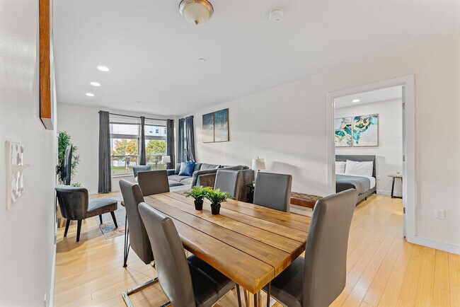 Building Photo - 601 Albany St