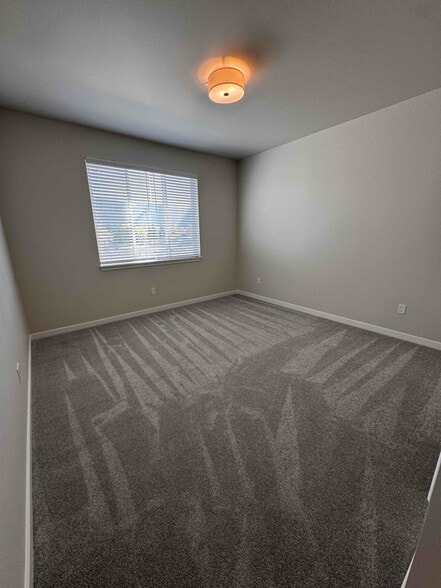 Building Photo - 966 E RR Ave