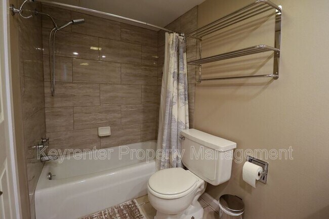 Building Photo - 410 W 7th St