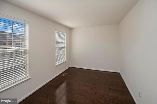 Building Photo - 208 Freesia Ln