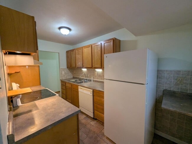 Building Photo - Glen Garry Goregeous - Section 8 Friendly!