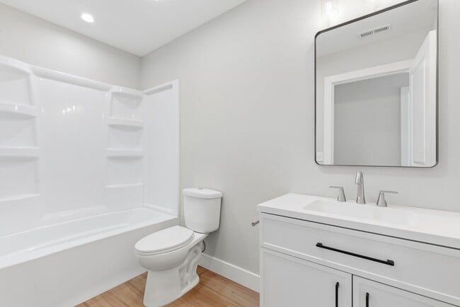 Building Photo - 1342 E Blaine St