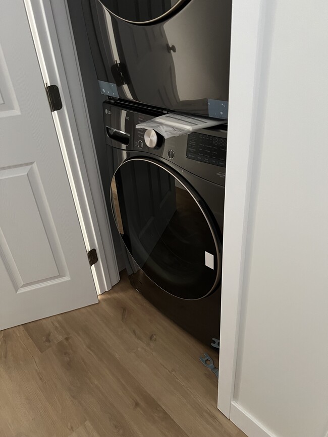 Building Photo - 951 N Oxford Ave