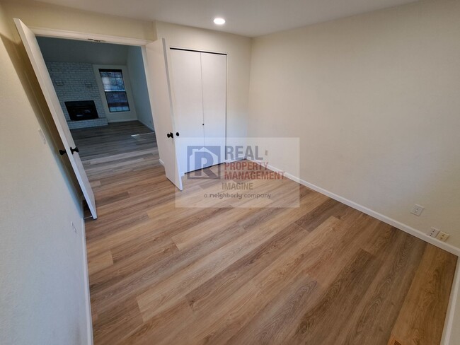 Building Photo - Check out this nice 3 bedroom, 2.0 bath ho...