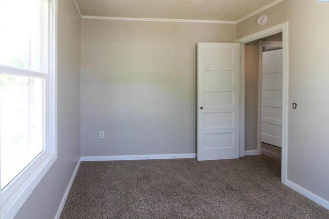 Building Photo - 3 Bed/1 Bath A-Duplex in Central Richland