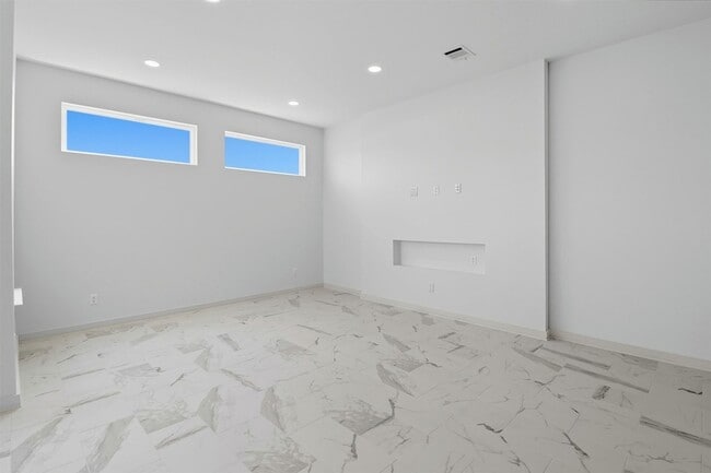 Building Photo - 2927 El Fenice Ln