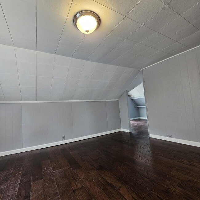 Building Photo - Duplex - 2 Bedroom, 2 Full Bathrooms and a...