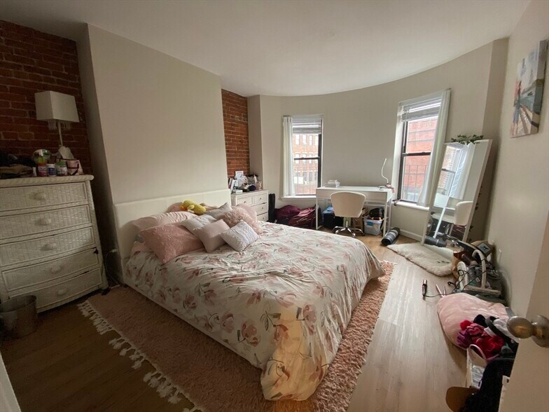 Building Photo - 54 Gainsborough St