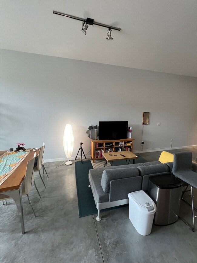 Building Photo - 2124 E 6th St