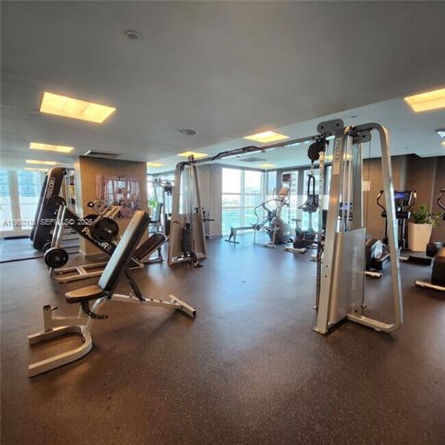 Building Photo - 950 Brickell Bay Dr