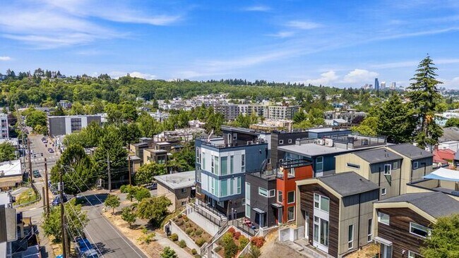 Building Photo - Stunning Columbia City Townhome w/ Views and AC (1st Month Free)