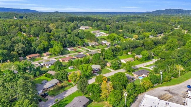 Building Photo - Located in the Heart of Hixson! 3 beds, 2 ...