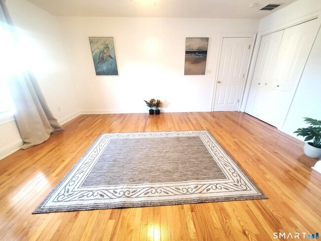 Building Photo - 1093 Shippan Ave