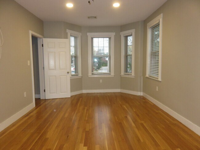 Building Photo - 192 Willow St