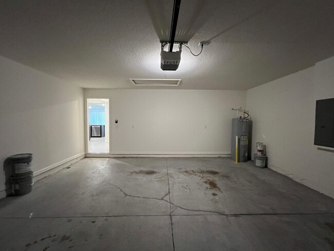 Building Photo - 4 Bedroom, 2 Bathroom Home in the Highly D...