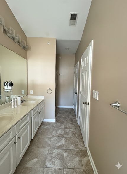 Master’s bathroom - 813 Deluca Rd