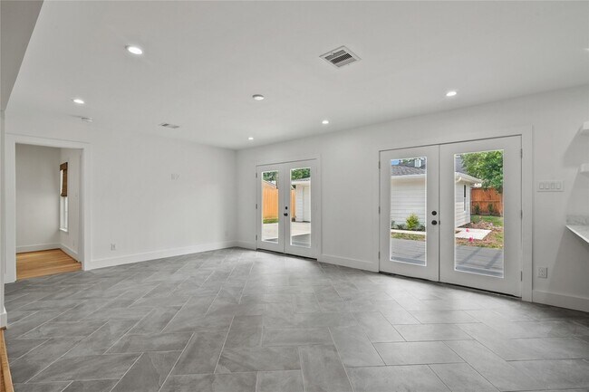 Building Photo - 312 W 31st St
