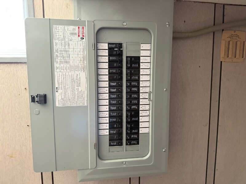 Building Photo - 906 Dodge St
