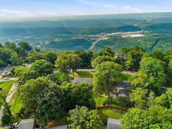 Building Photo - 205 S Palisades Dr