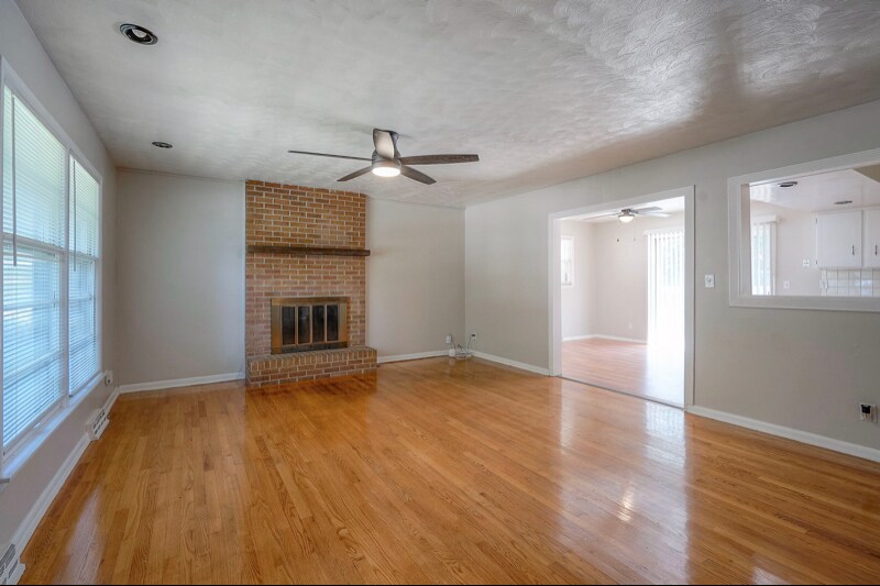 Building Photo - 505 E 90th Terrace