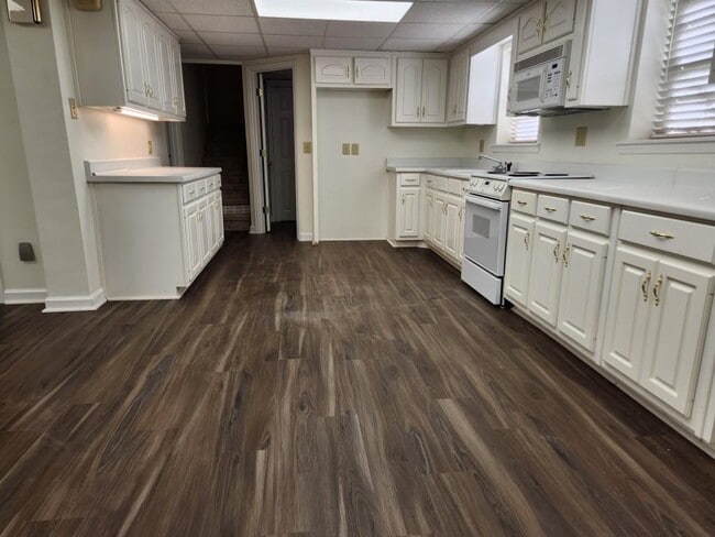 Building Photo - 1181 Lake Shore Cir