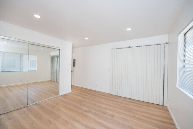 Building Photo - Newly Remodeled Upstairs Unit!