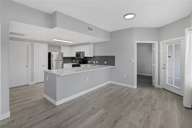 Primary Photo - 3400 Cabana Dr