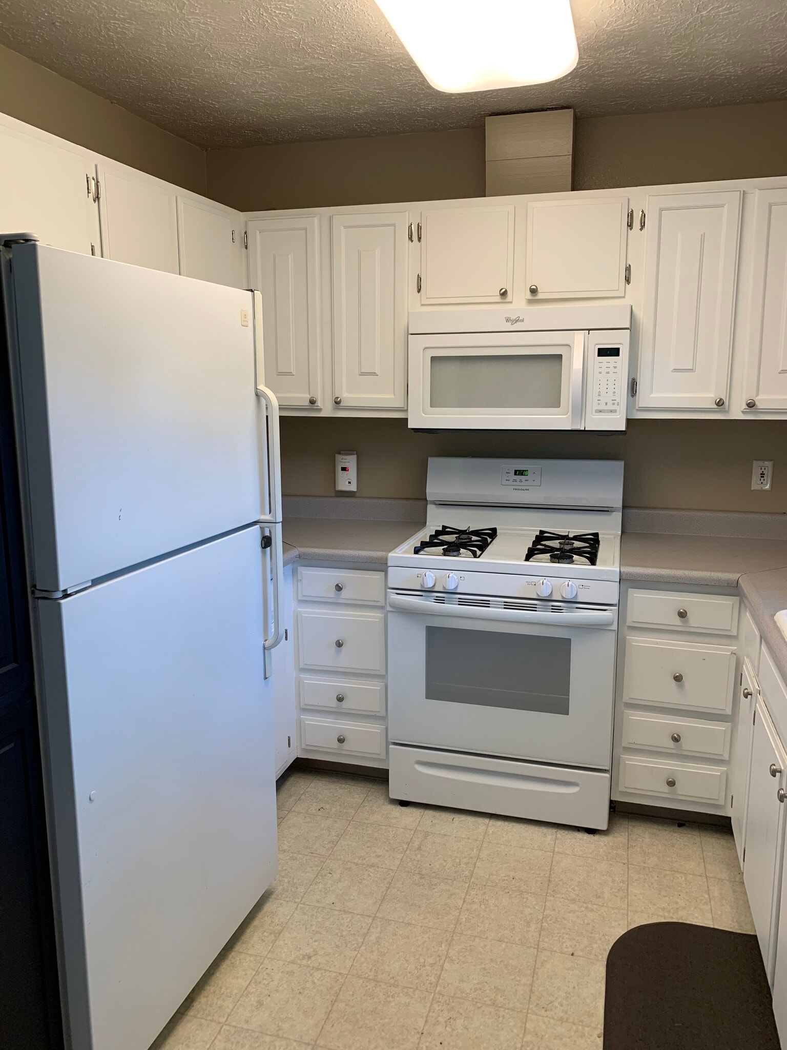 Building Photo - 1054 S Lucas Way