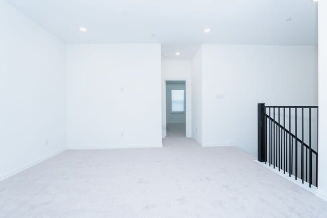 Building Photo - 9508 Espalier St