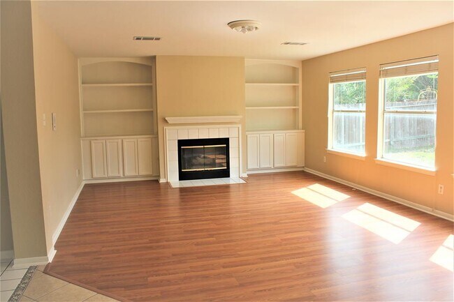 Building Photo - 2011 Lantana Dr