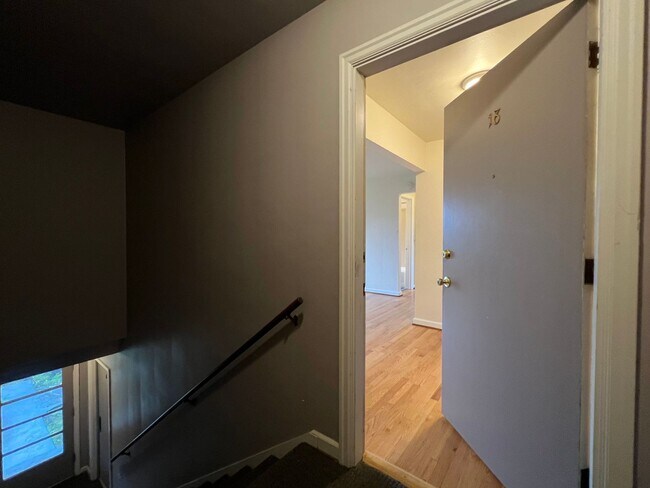 Building Photo - Pristine Top Floor 1 Bed, 1 Bath Gem!