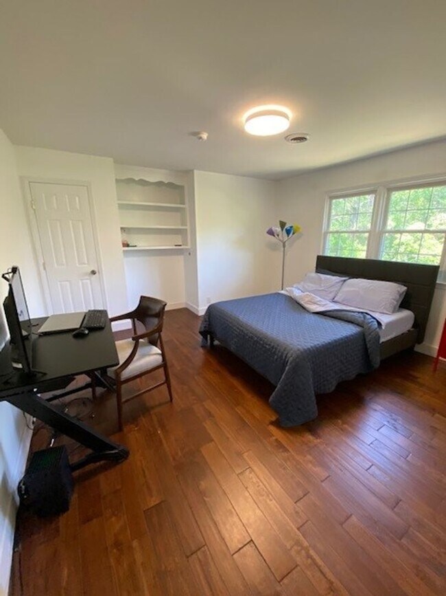 Building Photo - Welcome to this stunning fully furnished 4 bedroom, 3 bathroom house in the heart of Wilmington, NC.