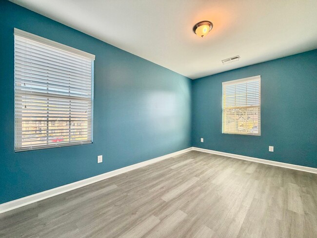 Building Photo - Updated 3BR Townhome | Community Pool, Gym, Pickleball, & Tennis Courts | Easy RTP Access