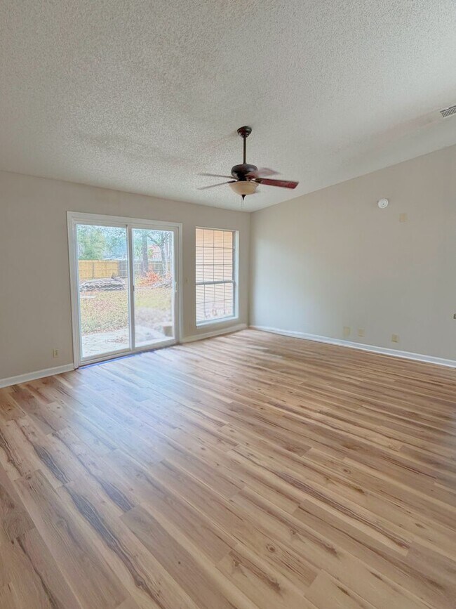 Building Photo - 4/2 with LARGE fenced in yard and recently renovated!