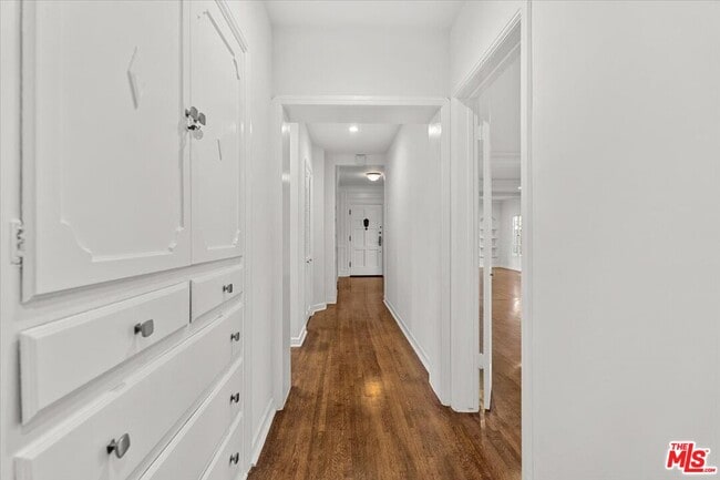 Building Photo - 203 S Detroit St