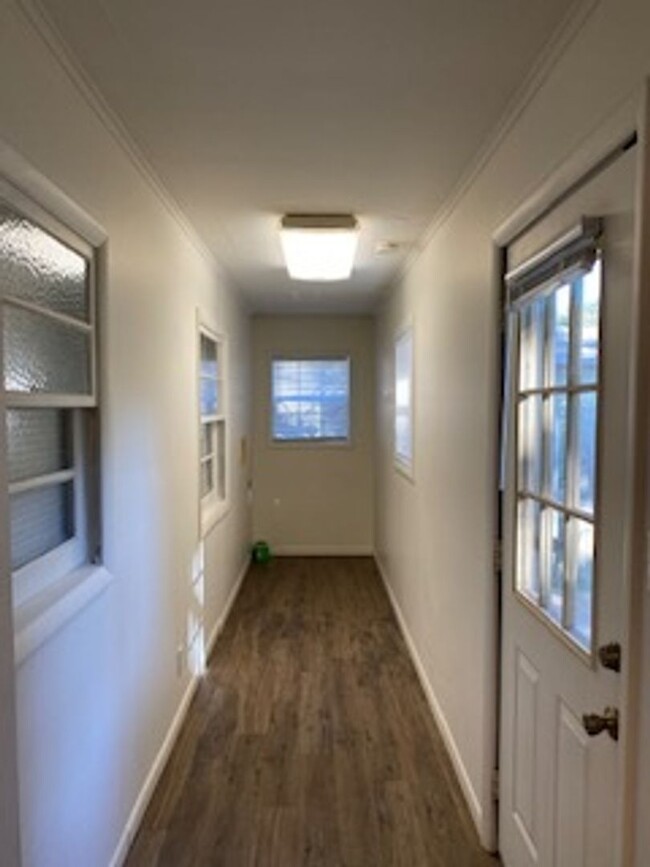 Building Photo - 3 Bed, 1 1/2 Bath, 1 Car Garage, Fenced Yard!