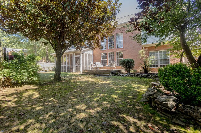 Building Photo - 301 Knowle Pl