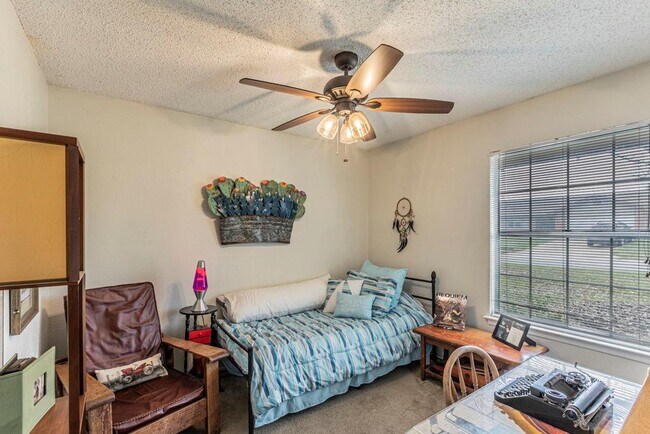 Building Photo - 302 S Mt Rushmore Dr